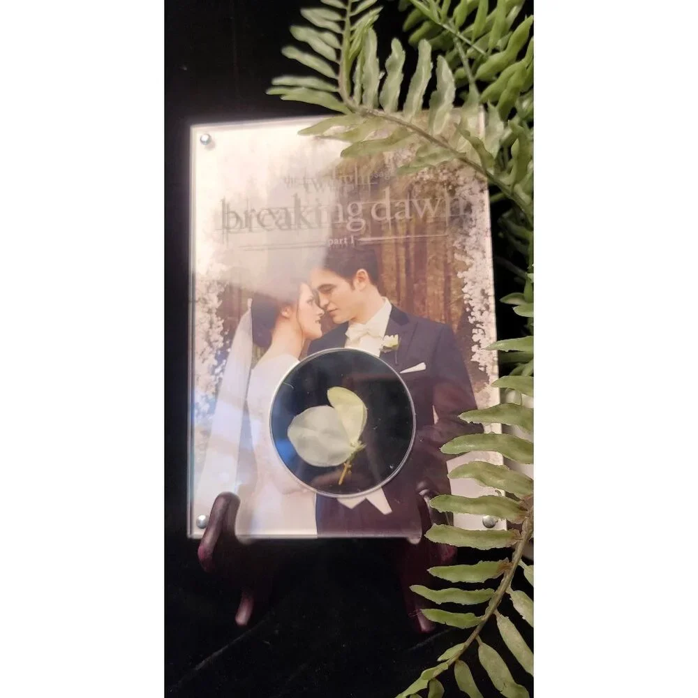 Official Collectible Wedding Photo and Flower Movie Prop from Breaking Dawn Part - Picture 10 of 12